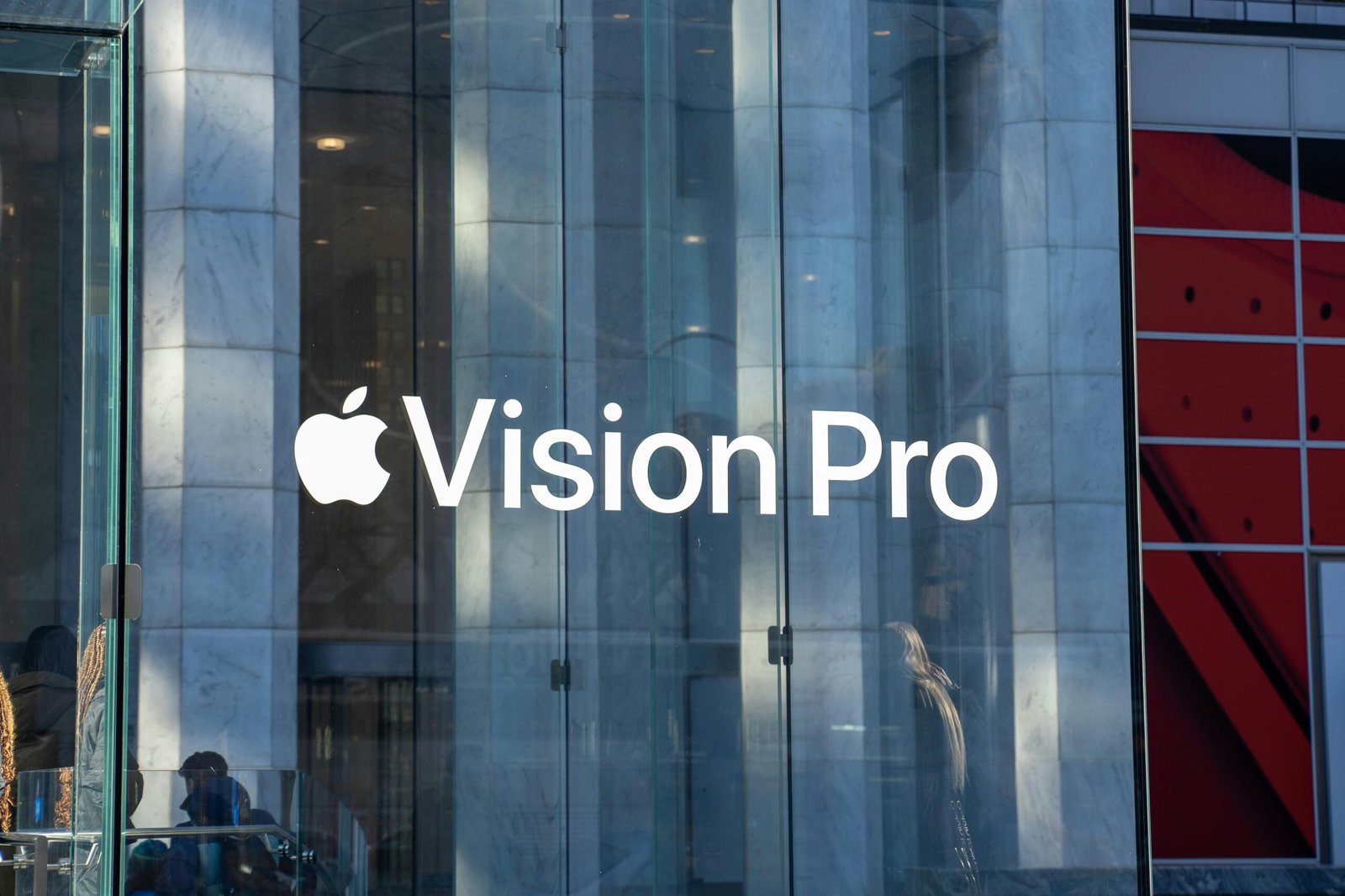 Everything You Need to Know About Using Apple Vision Pro: A Comprehensive Review