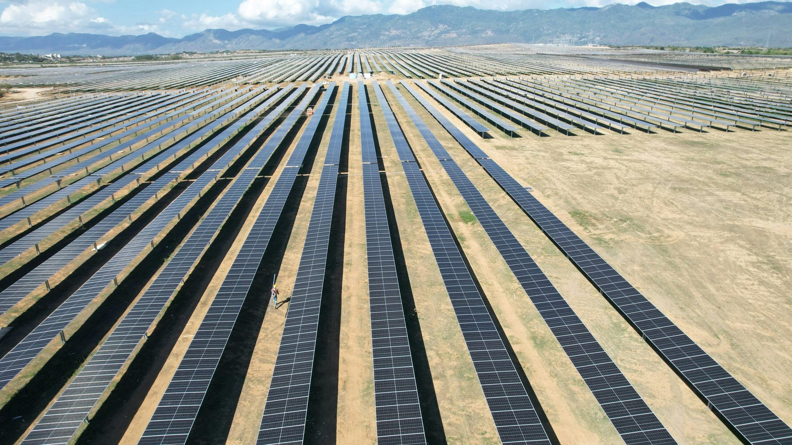 a large field of solar panels in the desert